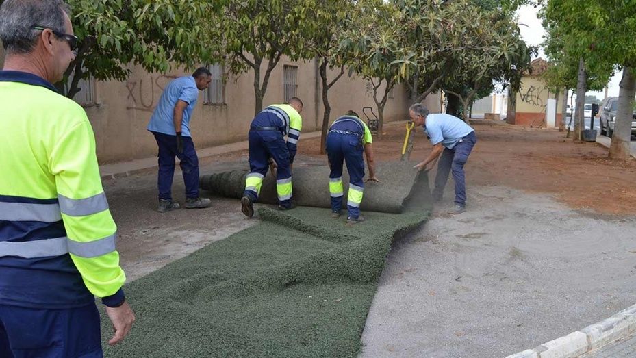 San Juan reutiliza el césped retirado del campo de fútbol para ajardinar diversas zonas del pueblo