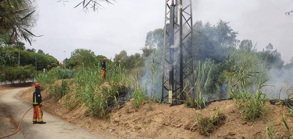 El incendio en una torre de distribución deja varias horas sin electricidad a algunas zonas de La Antilla y Lepe
