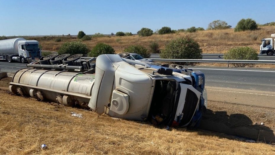 El trasvase de la carga del camión accidentado en la A-49 culmina con éxito