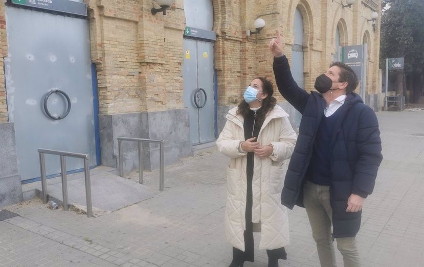 Vox, PP y Ciudadanos critican al Ayuntamiento de Huelva tras el incendio de la antigua estación de Renfe