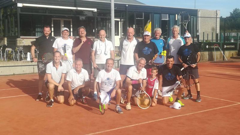 Triunfo de los veteranos del Real Club Recreativo de Tenis en Holanda