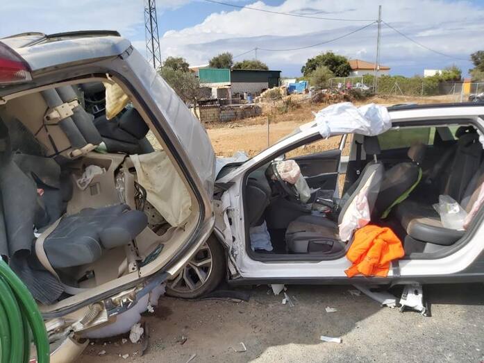 Excarcelan a tres personas, una de ellas menor de edad, atrapadas tras una colisión entre dos vehículos en San Bartolomé
