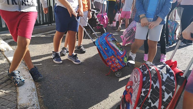 Padres y madres del colegio de Paterna vuelven a impedir que sus hijos entren en clase 'por incumplimiento de la ratio'