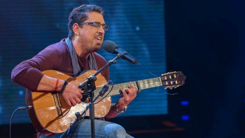 Concierto solidario del médico y cantautor Pedro Sosa en las Cocheras del Puerto