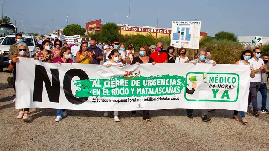 Concentración contra el cierre de los servicios de urgencia de Matalascañas y su 'carencia continua' en El Rocío