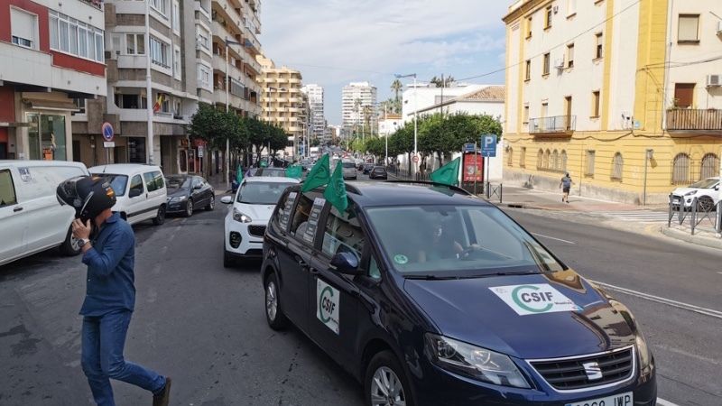 CSIF, ANPE y UGT protagonizan una caravana de coches para exigir más docentes y recursos en los centros educativos frente al Covid-19