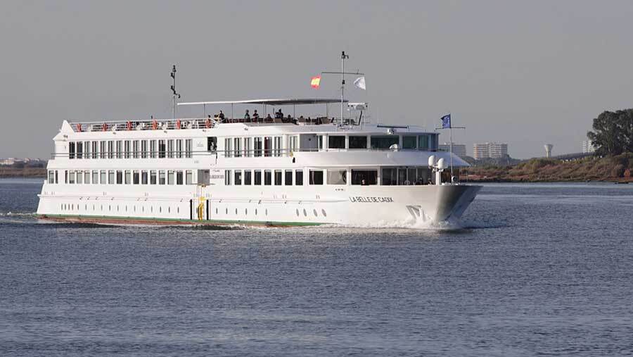 El Puerto recibe el primer crucero de España tras la pandemia
