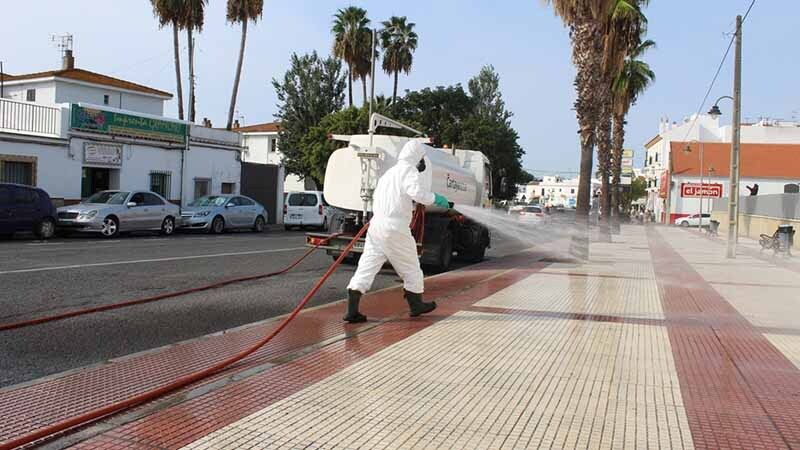 Casi 50.000 litros de desinfectante se vierten cada día en Cartaya para tratar de frenar al coronavirus