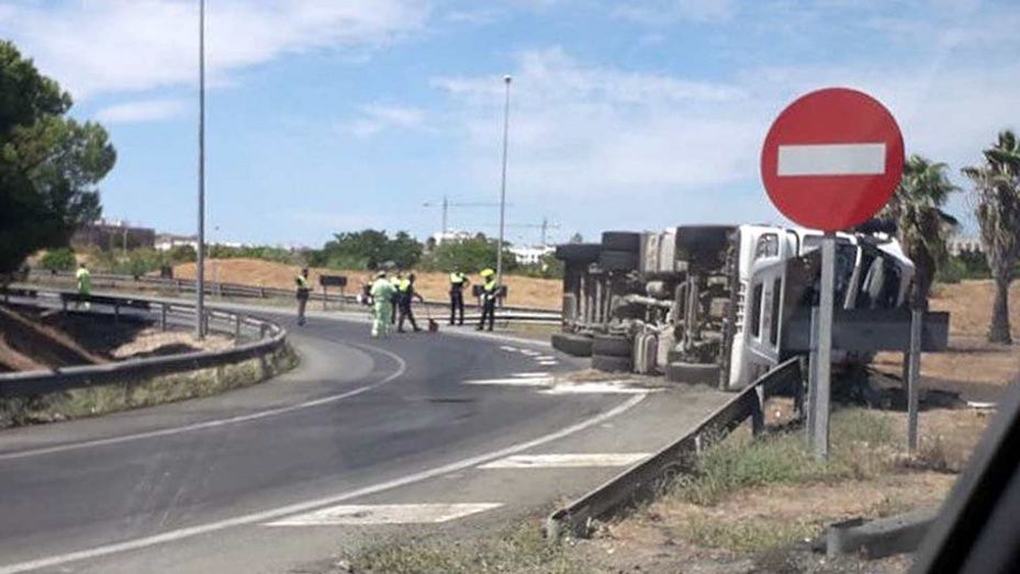 Trasladado al hospital el conductor de un camión tras volcar en la H-31 a la salida de Huelva