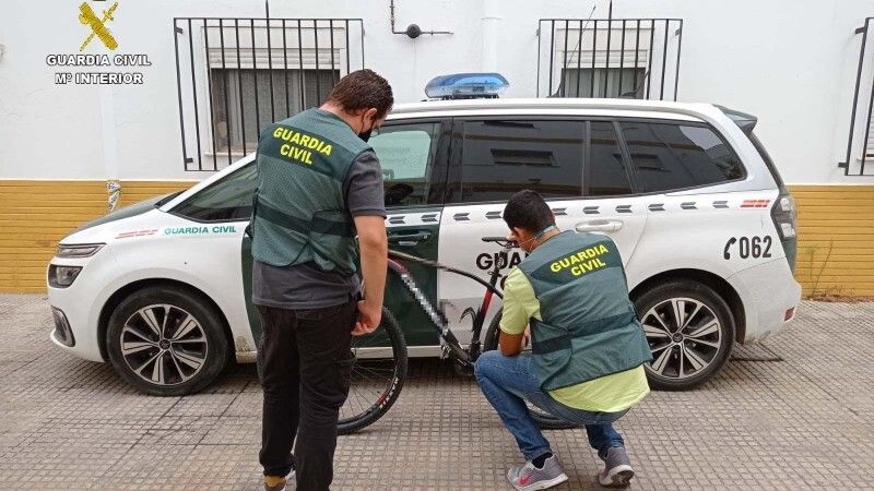 Detienen a dos personas por el robo de una bicicleta en Isla Cristina