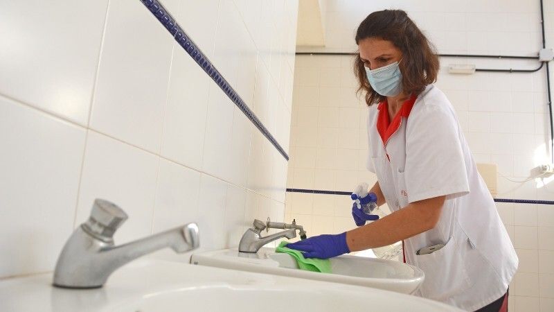 Palos crea la figura de la 'Señora Covid', que limpiará y desinfectará las zonas comunes y los aseos