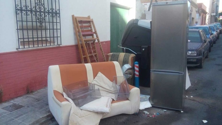Proyecto de prueba: el Ayuntamiento incrementa los baldeos y la recogida de enseres y voluminosos
