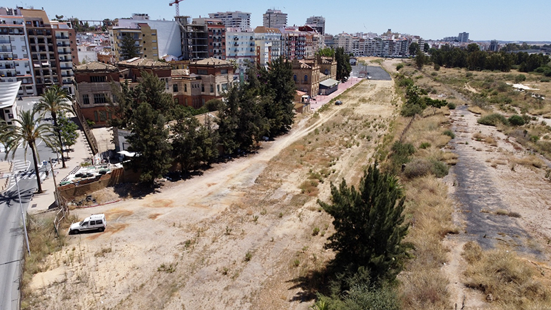 Mesa de la Ría pide celeridad para eliminar la zona de aparcamiento instalada en Miss Whitney y construir el Parque del Ferrocarril