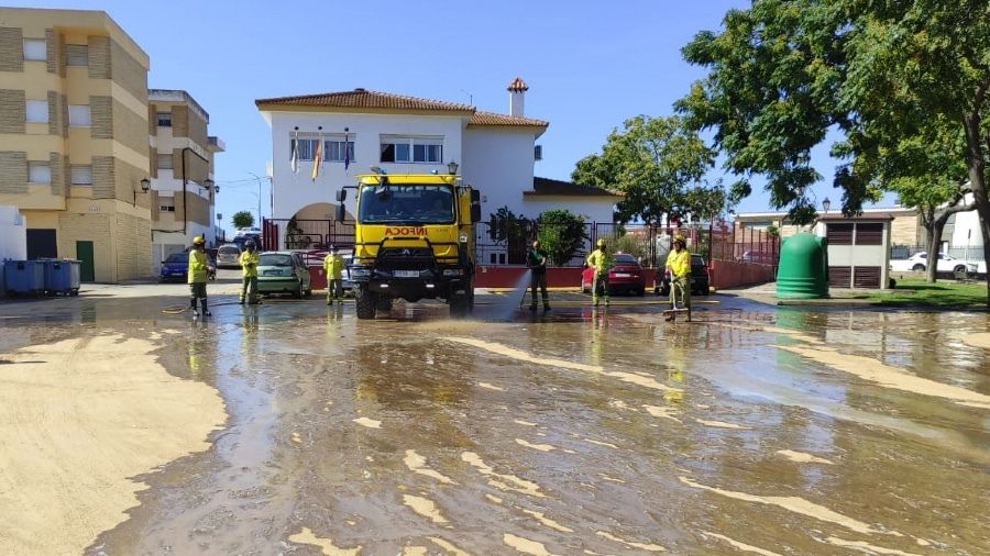 Amplio despliegue para limpiar y recoger enseres en Lepe y La Antilla