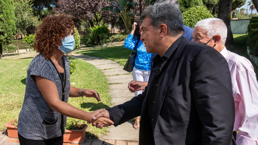 La presidenta de la Diputación mantiene un encuentro con el presidente del FC Barcelona y peñistas del club blaugrana