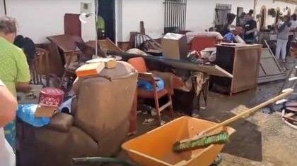 El día después de la tormenta: salvar enseres y 9.000 metros cuadrados de lodos retirados en horas