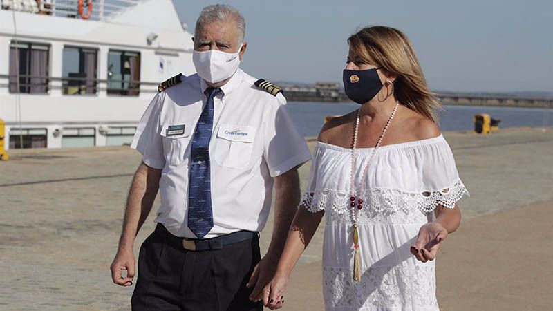 El crucero 'La Belle de Cadix' hace escala en el Muelle de Levante con un centenar de pasajeros