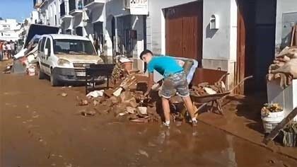 El día después de la tormenta: salvar enseres y 9.000 metros cuadrados de lodos retirados en horas
