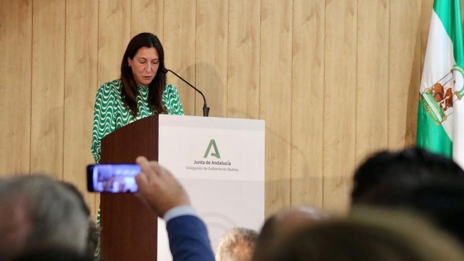 Loles López anima a trabajar “con los pies en el suelo, diálogo y amor por Huelva”