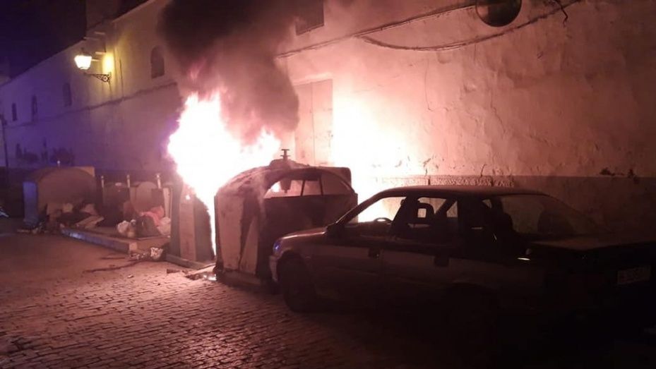 Sofocan el incendio de un contenedor en Almonte antes de que calcinara varios vehículos