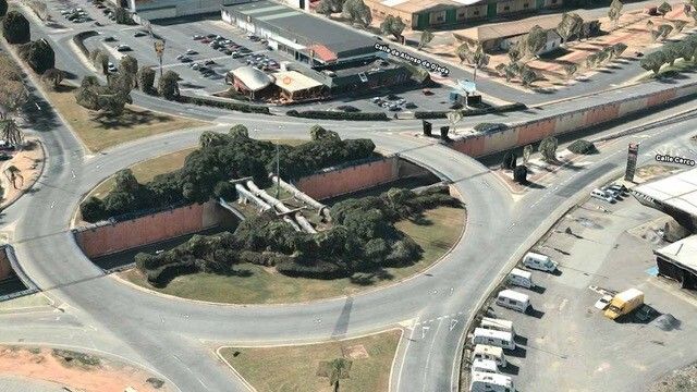 La autopsia del cadáver encontrado en la rotonda del puente descarta muerte violenta y se baraja sobredosis