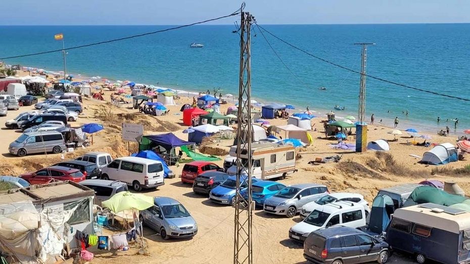 Acampadas ilegales, barbacoas y droga en la playa de la Estrella de Mazagón