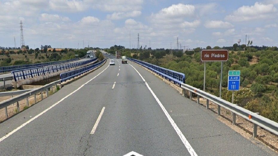 Mueren dos personas tras caer su vehículo por un puente que separa los dos sentidos de la A-49