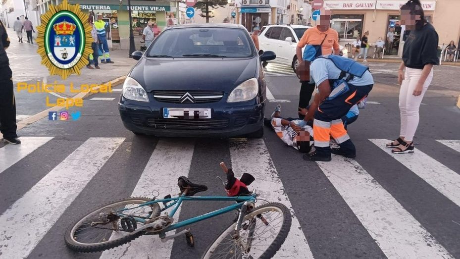 Se estampa contra un turismo conduciendo borracho y drogado con su bicicleta por la Plaza del Marinero de Lepe