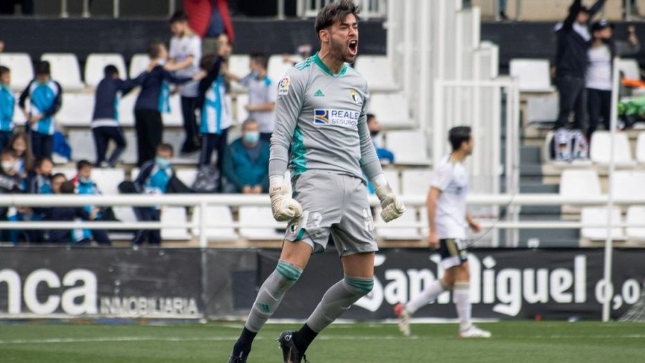 El guardameta palmerino Caro hace historia en el Burgos
