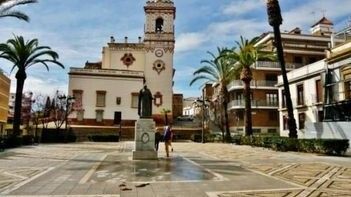 Piden la colaboración ciudadana para encontrar un maletín perdido en San Pedro y a dos 'ladronas' de una cartera en el Mercadona de las Adoratrices
