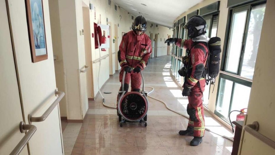 Varios afectados por inhalación de humo tras un incendio declarado en la residencia de ancianos de Almonte