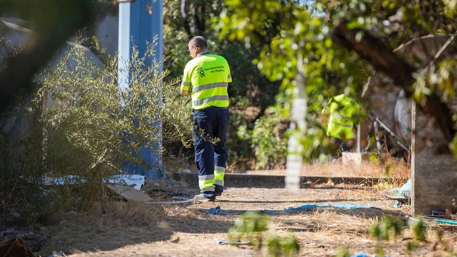 Retiran los restos del asentamiento que se encontraba en la rotonda de acceso al Puente del Odiel