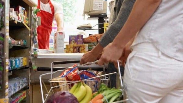 Un supermercado de la capital ofrece un salario de 1.250 a 1.300 euros mensuales a un cajero/a
