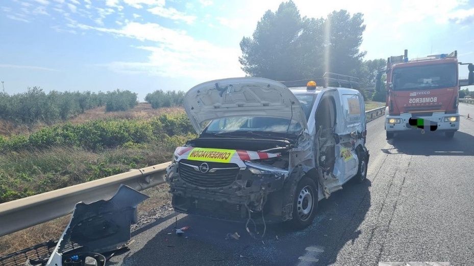 Un herido tras la colisión de un camión con un vehículo de conservación de carreteras que estaba estacionado en el arcén de la A-49