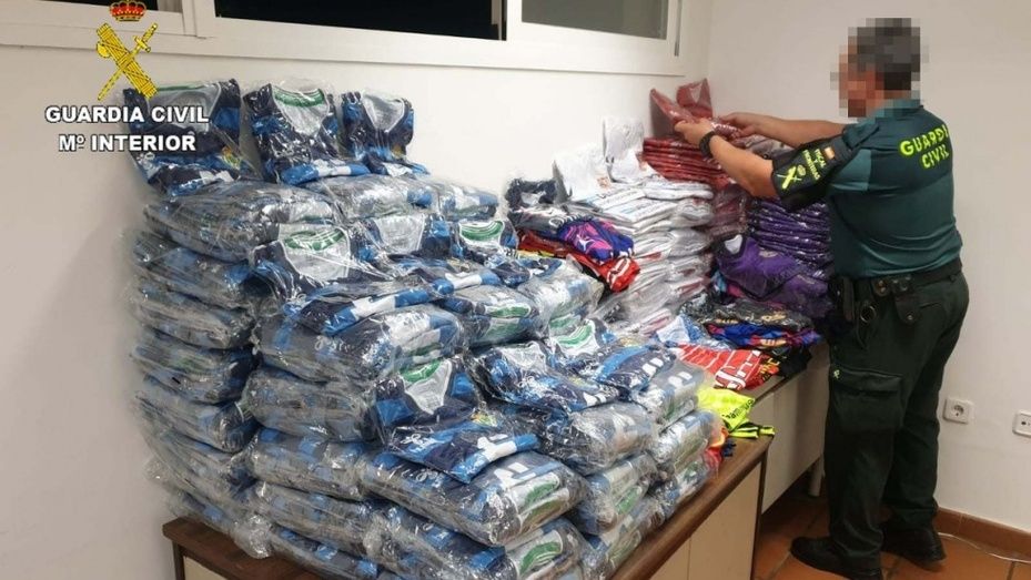 Intervienen más de 1.000 prendas de equipaciones de fútbol falsificadas en una furgoneta en Matalascañas