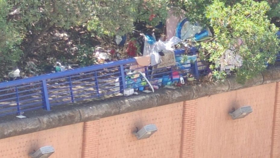 Denuncian que el asentamiento de la rotonda del puente del Odiel sigue en pie