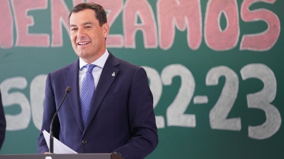 Juanma Moreno anuncia un cheque escolar de 100 euros para las familias con rentas inferiores a 15.000 euros