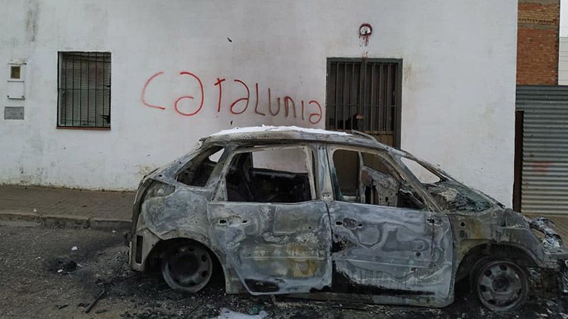 Investigan la quema de un coche y una pintada alusiva a Cataluña en Cumbres Mayores