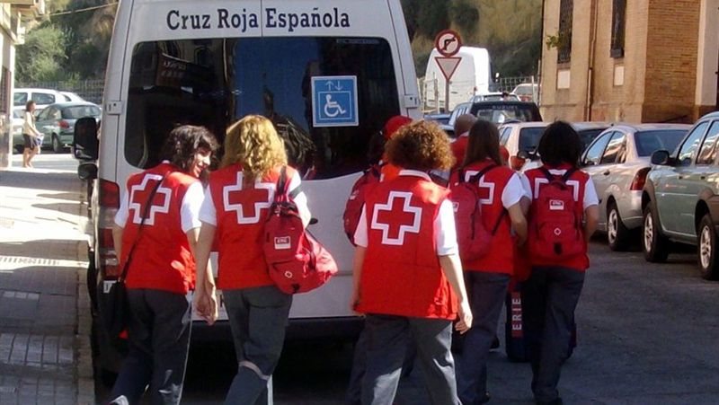 Cruz Roja atiende a los afectados por el incendio en el asentamiento de Palos
