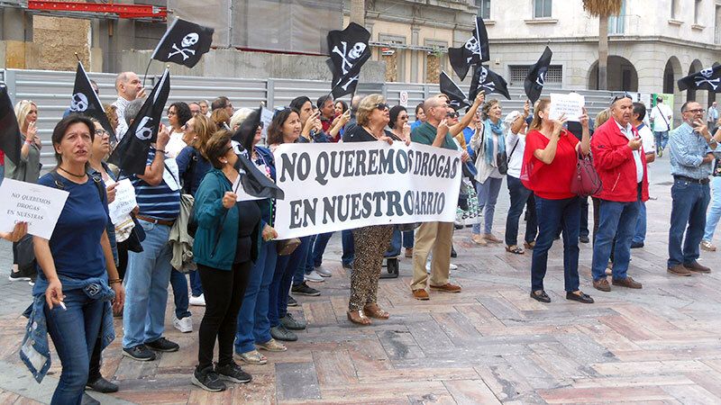 Vecinos de Costa de La Luz se manifiestan ante el Ayuntamiento tras ser recibidos por el juez