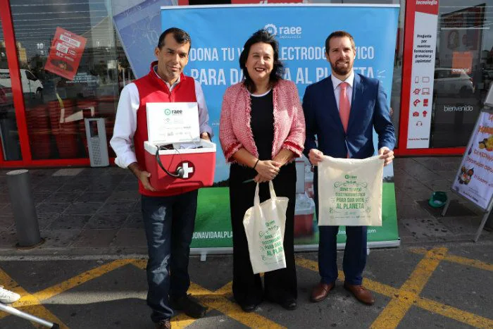 La campaña 'Dona Vida al Planeta' continúa en Huelva capital para concienciar sobre el reciclaje de residuos