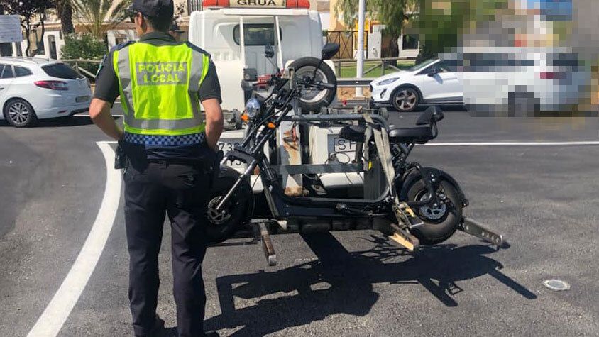 Detenido en Lepe por circular borracho en una moto eléctrica sin matrícula, casco ni seguro
