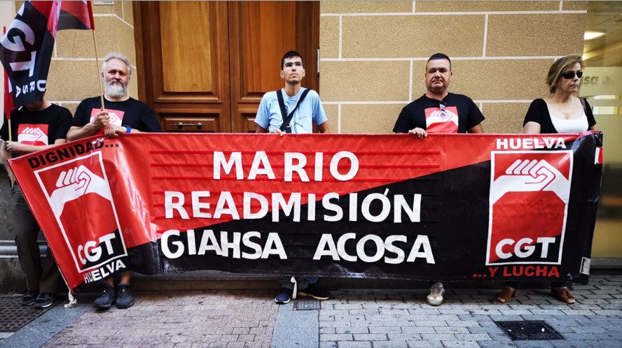 Decenas de personas muestran su apoyo al despedido 'perseguido' por Giahsa
