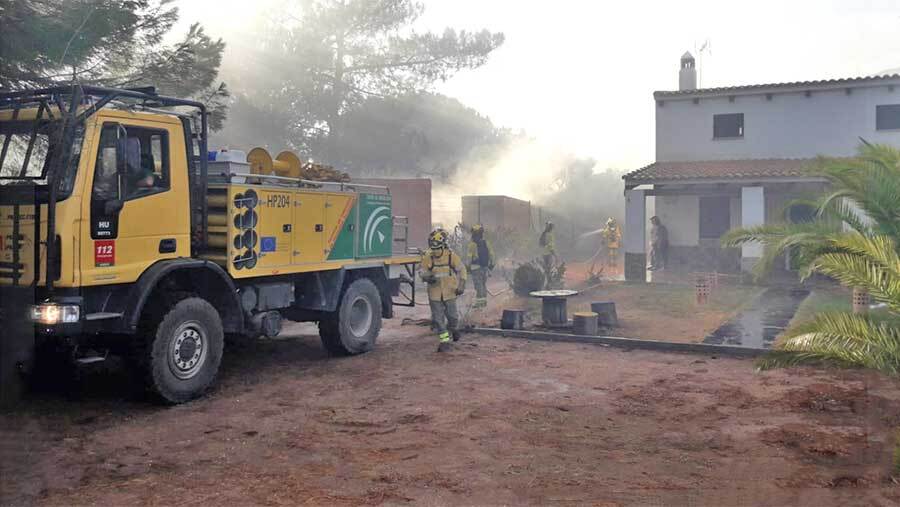 Controlado el incendio forestal de Villablanca y extinguido el de Lepe
