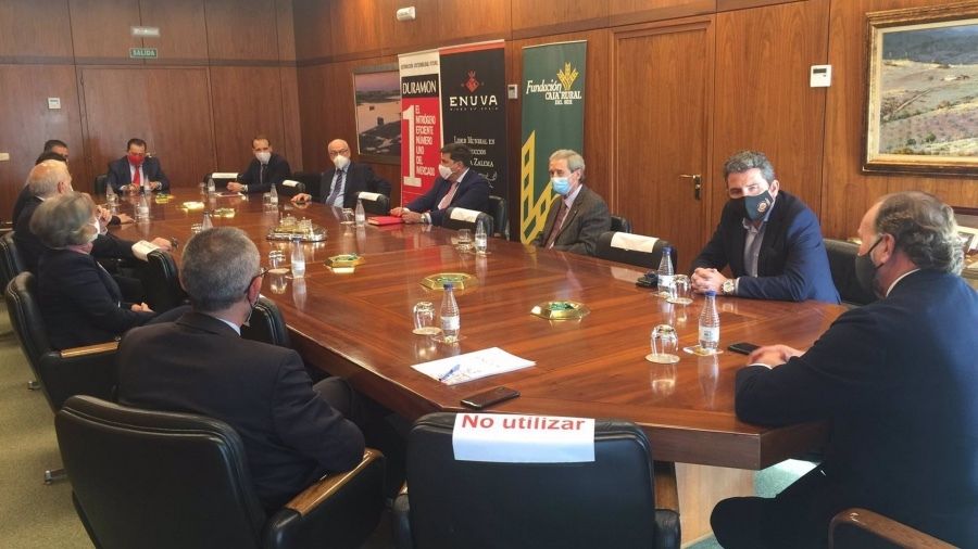 La Fundación Caja Rural del Sur respalda el proyecto de fertilización del viñedo en Doñana de Fertinagro