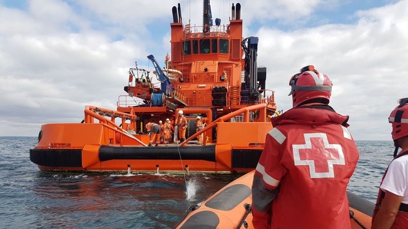 Salvamento Marítimo remolca en Isla Cristina a un pesquero con las redes enganchadas a la hélice