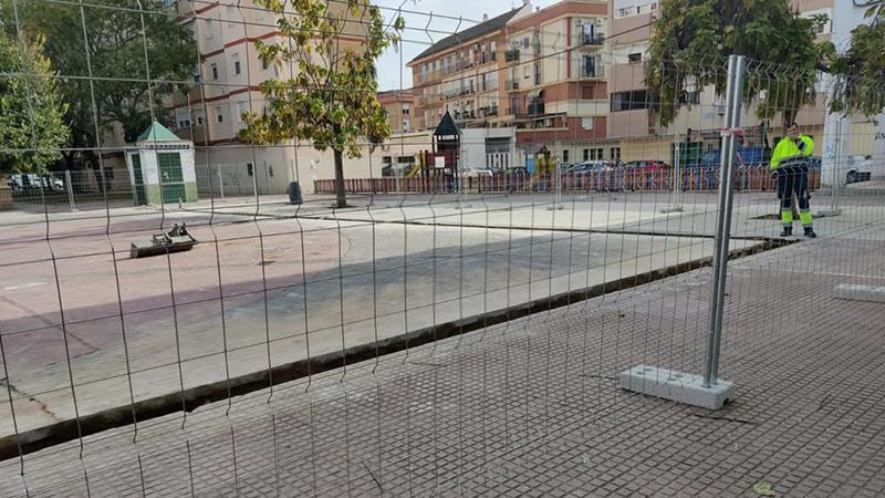 Empiezan los trabajos para convertir la plaza Paco Toronjo en el mercado temporal de San Sebastián