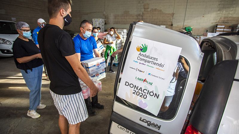 Andaluces Compartiendo dona alimentos a las familias más necesitadas