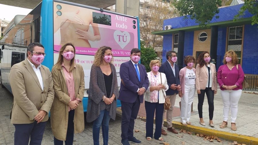 Los autobuses de Huelva se tiñen de rosa para concienciar sobre el cáncer de mama