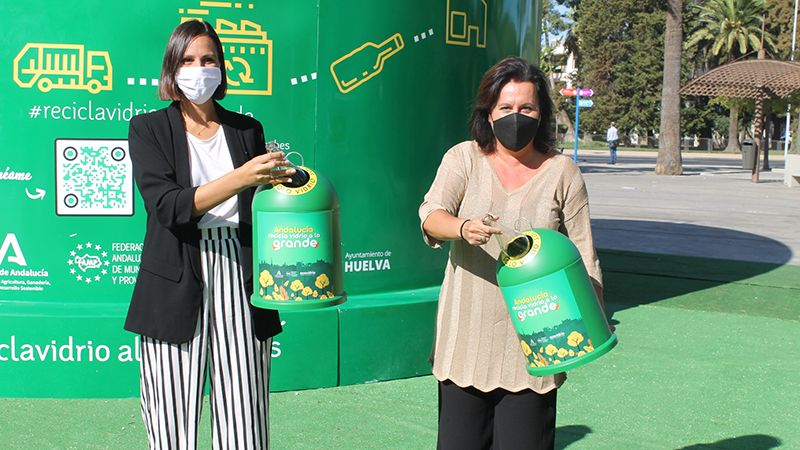 Huelva recibe el contenedor de reciclaje de vidrio más grande del mundo... aunque es la provincia andaluza que menos recicla